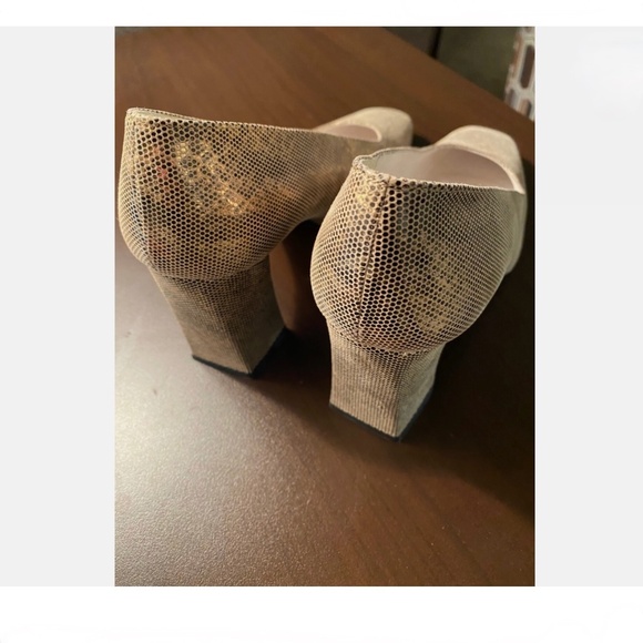 Stuart Weitzman Gold Marymid Snake Metallic Block Heel Square sz 7B Retail $350 - Picture 3 of 9